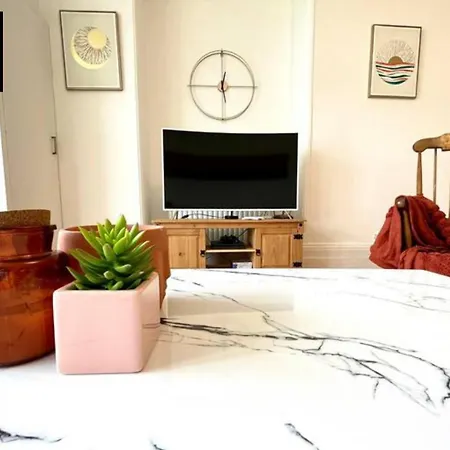 Апартаменты Idyllic 3-bedroom Coastal Escape In